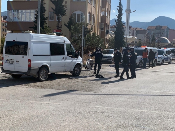 Yol Kenarına Bırakılan Valiz Polisi Harekete Geçirdi