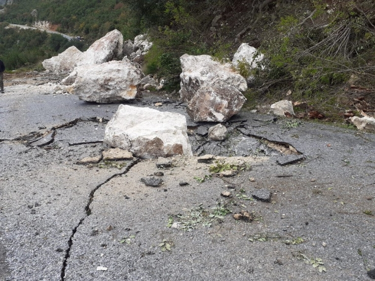 Kopan Kayalar Yolu Kapattı