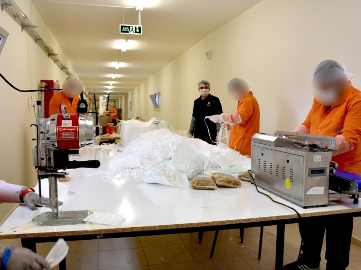Kayseri Kapalı Cezaevinde Günde 17 Bin Adet Maske Üretiliyor