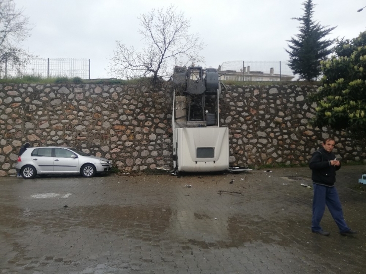 Köpeğe Çarpmamak İçin Tırı İle 5 Metrelik İstinat Duvarından Uçtu