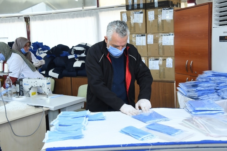 Komek Günlük 15 Bin Maske Üretiyor