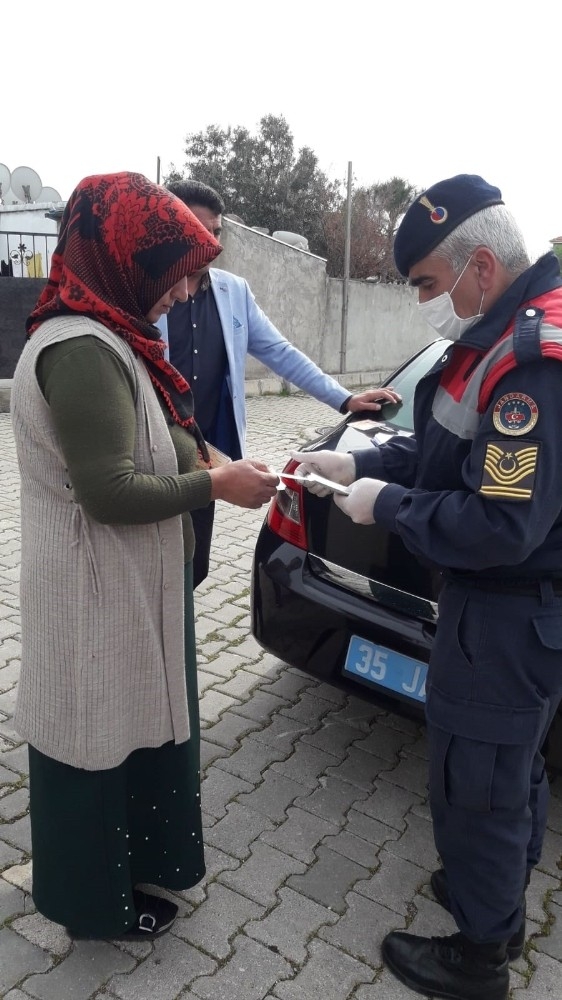 İzmir’de Jandarma, İhtiyaç Sahiplerine Sosyal Yardımları Ulaştırdı