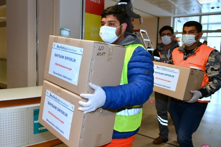 Beylikdüzü’nde Yüz Koruyucu Siperlik Dağıtımına Devam Edildi