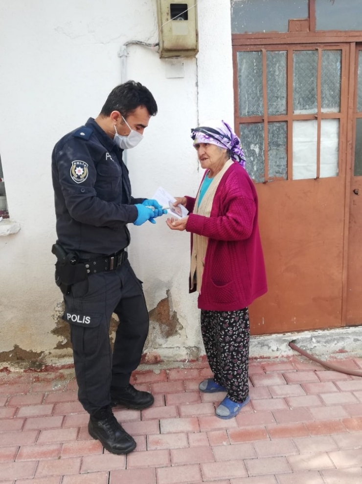 Postacılar Ve Polis Memurları Para Vermek İçin Kapı Kapı Dolaştı