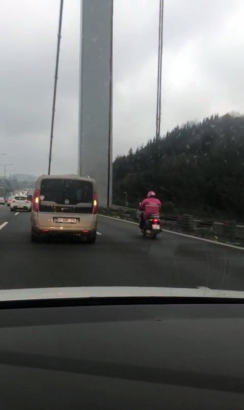 Köprüden Geçen Motosikletli Kuryeye Sürücüler Kalkan Oldu