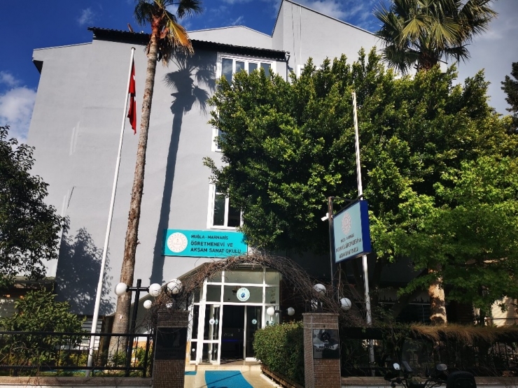 Marmaris Öğretmen Ve Polisevi Sağlıkçılara Kapısını Açtı