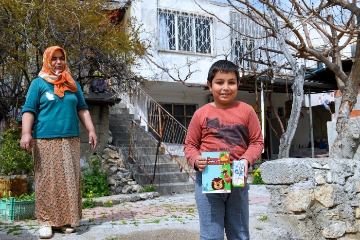 Mersin’de Korona Virüs Salgını Sürecinde Sütler, Çocuklara Evlerinde Ulaştırılıyor