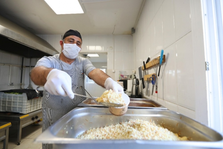 Mezitli Belediyesi Evden Çıkamayana Yemek Dağıtıyor