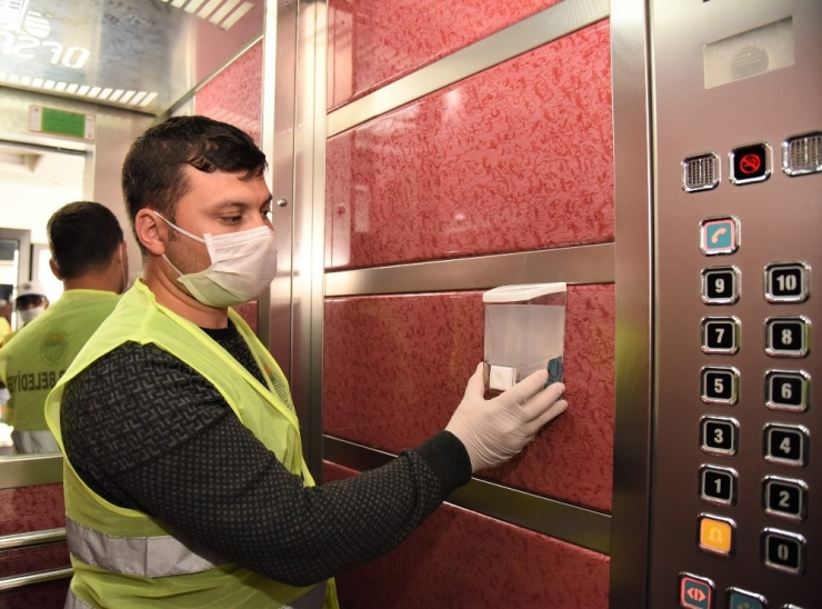 Toroslar’da Asansörlere Dezenfektan Ünitesi Yerleştirildi