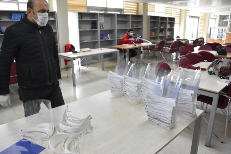 Sağlıkçıların Siper Maskeleri Gençlik Liderlerinden