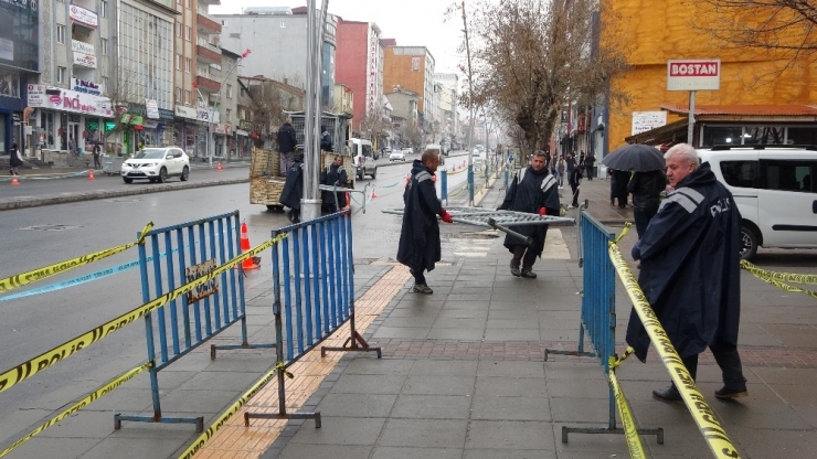 Muş Polisinden Sosyal Mesafeye Bariyerli Önlem