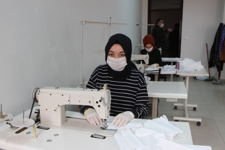 Osmaneli’de Gönüllü Öğretmenler 3d Yazıcı İle ’’Yüz Koruyucu Siperlik Ve Maske’’ Üretiyor