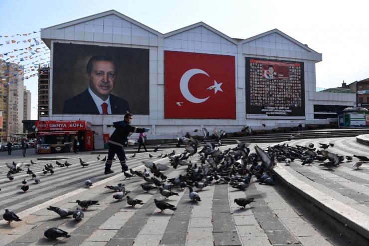 Osmangazi’de Aç Kalan Güvercinler Beslendi