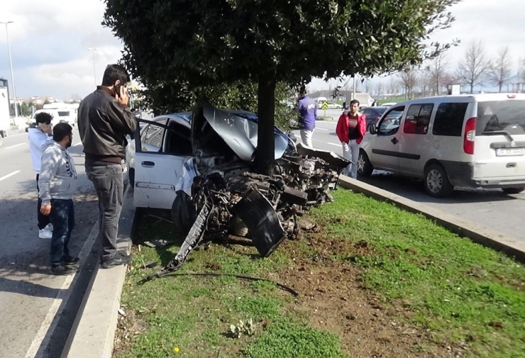 Kontrolden Çıkan Otomobil Refüje Daldı: 2 Yaralı