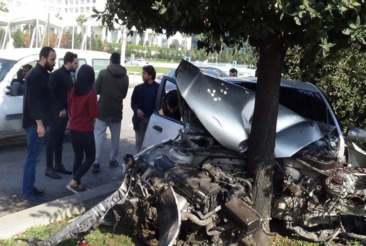 Kontrolden Çıkan Otomobil Refüje Daldı: 2 Yaralı