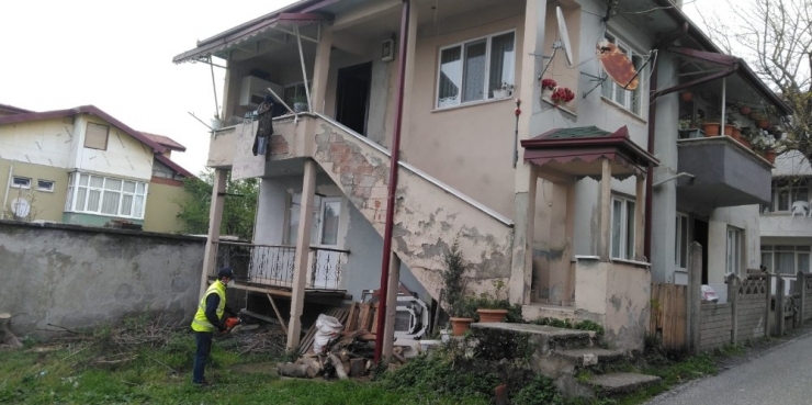 Dışarı Çıkmakta Zorluk Çeken Engelli Vatandaşın Odunları Kesilerek Hazır Hale Getirildi