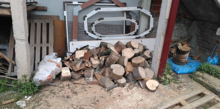 Dışarı Çıkmakta Zorluk Çeken Engelli Vatandaşın Odunları Kesilerek Hazır Hale Getirildi
