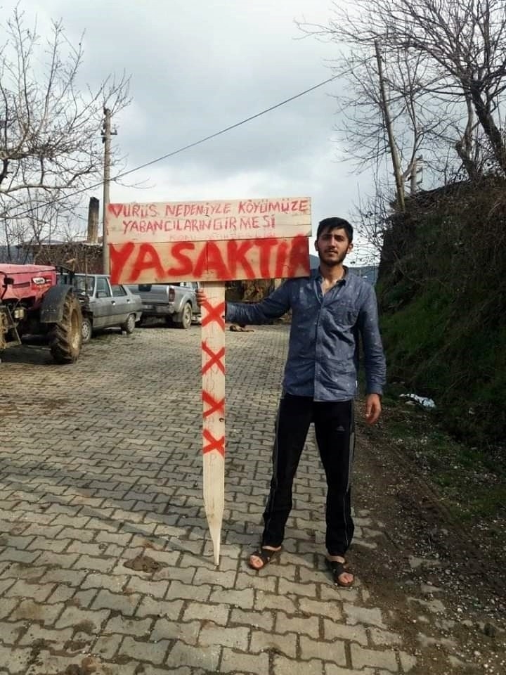 Korona Virüs Sebebiyle Tabela Asarak Mahalleye Yabancıların Girmesini Yasakladılar