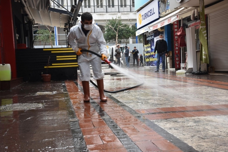 Şehzadeler Belediyesi Sevgi Yolları Ve Eczaneleri Dezenfekte Etti