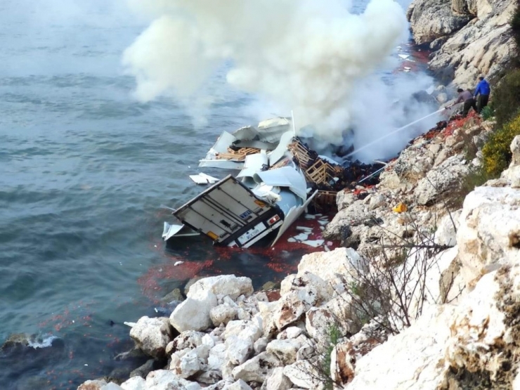 Silifke’de Domates Yüklü Tır Denize Uçtu