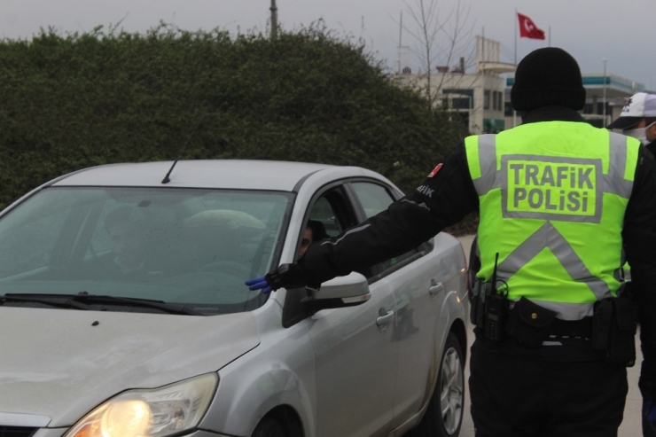 Özel Araçlara Sosyal Mesafe Cezası İddiaları Yalan Çıktı