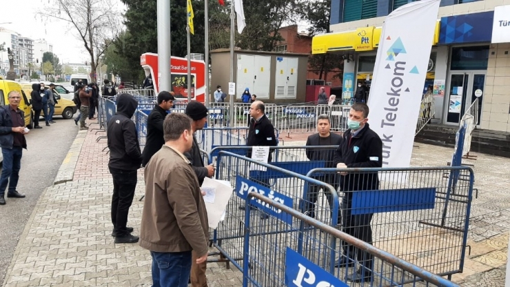 Ptt Şubelerinin Önü Boş Kaldı