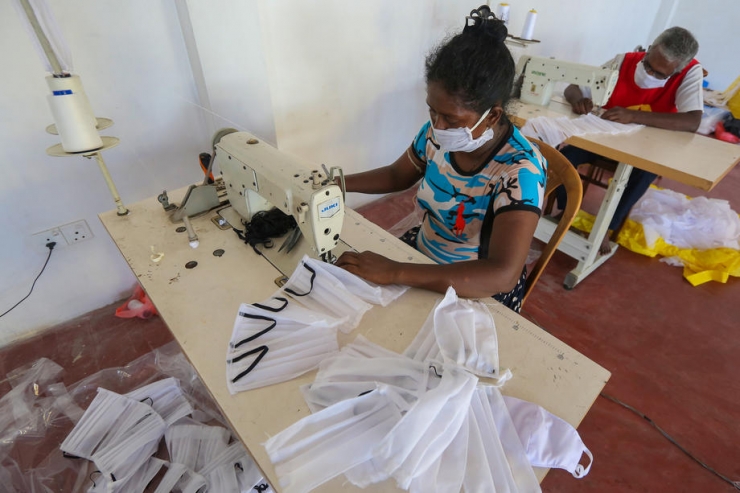 Sri Lanka’da Gönüllüler Maske Üretti