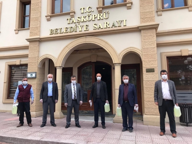 Taşköprü Belediyesi’nden 126 Köy Muhtarlığına Dezenfektan Yardımı