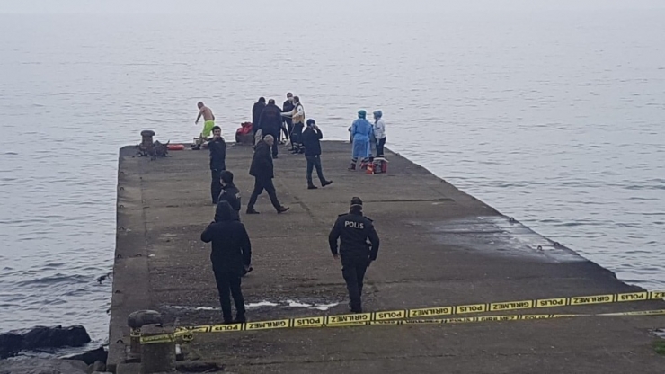 Vücuduna Ağırlık Bağladı, Denize Atlayarak İntihar Etti