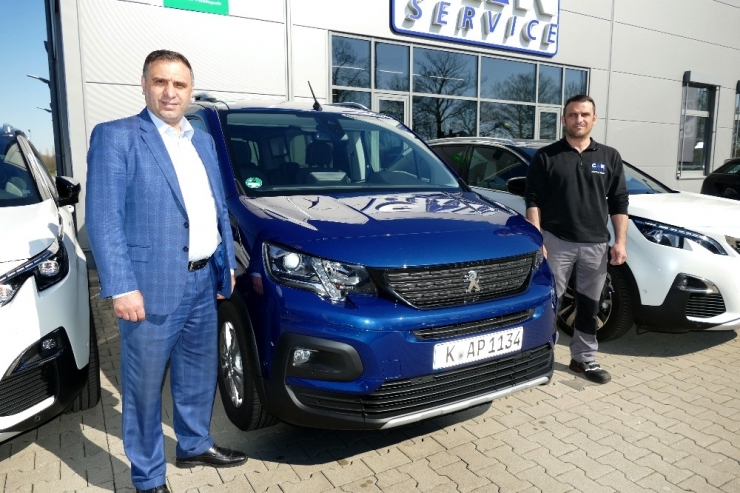 Ünlü Otomobil Üreticisinden Camiye Araba Bağışı