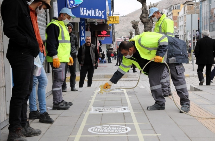 Van Büyükşehir Belediyesi Sosyal Mesafe İçin Zemin Çıkartmaları Yaptı
