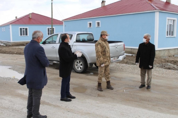 Karantinadaki Mahalleye Gıda Ve Temizlik Malzemesi Desteği