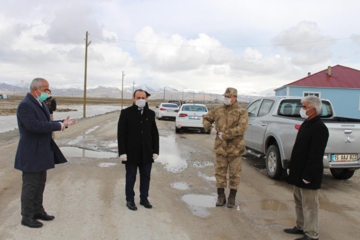 Karantinadaki Mahalleye Gıda Ve Temizlik Malzemesi Desteği
