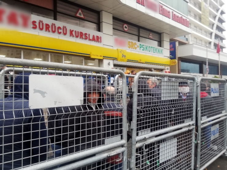 Kapalı Olan Ptt Önünde İç İçe Beklediler