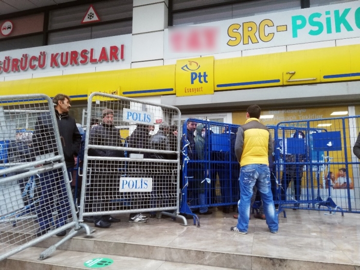 Kapalı Olan Ptt Önünde İç İçe Beklediler