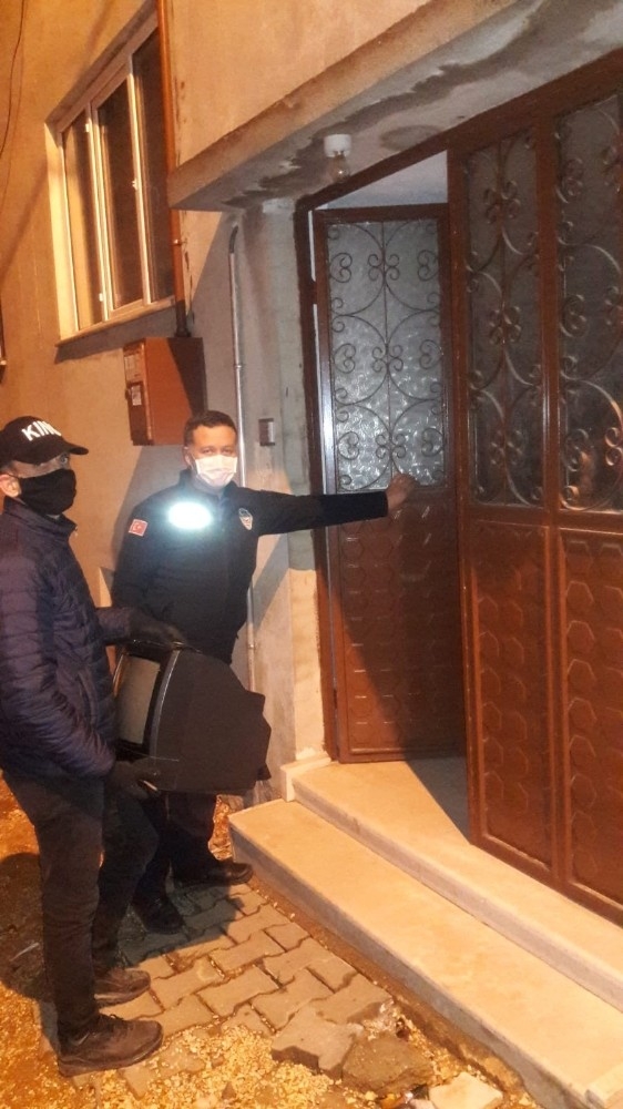 Televizyonu Arızalanan Yaşlı Teyzeye Vefa Sosyal Destek Grubundan Destek