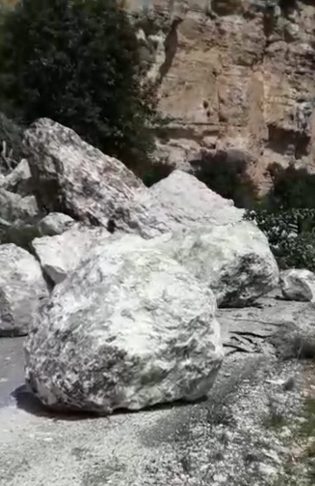 Kopan Kayalar Yolu Kapattı