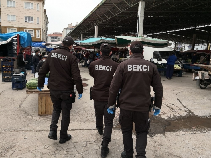 Aksaray’da Polis Ve Bekçiler 20 Yaş Altı Çocuk Ve Gençleri Evlerine Gönderdi