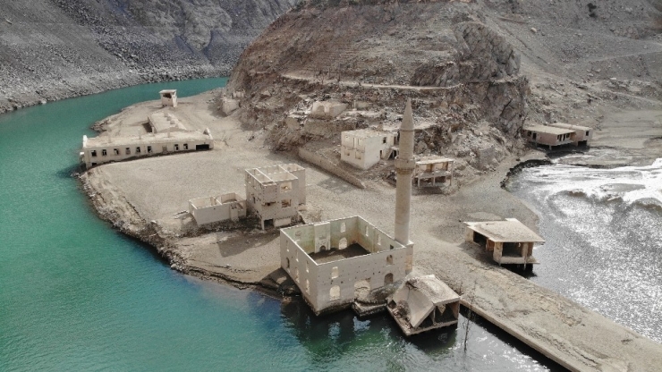 Baraj Suları Çekilince Tarihi Köy Yeniden Ortaya Çıktı