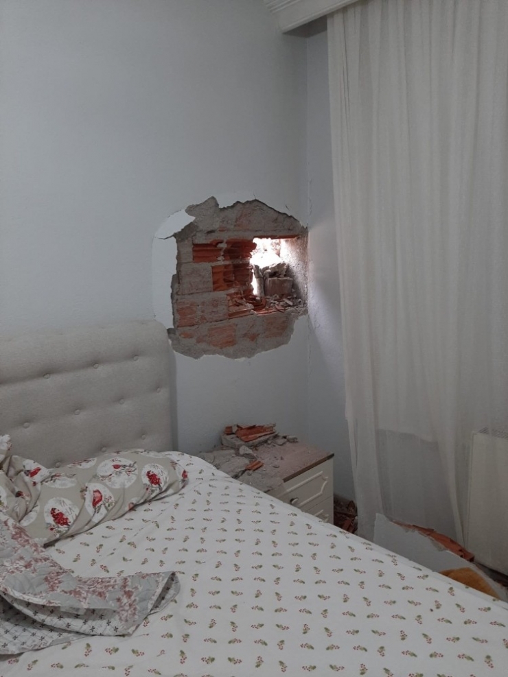 Yıkım Yapan İş Makinesi Yandaki Binanın Duvarını Deldi