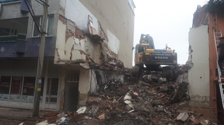 Yıkım Yapan İş Makinesi Yandaki Binanın Duvarını Deldi