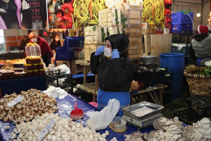 Başakşehir Belediyesi Vatandaşlara Maske Dağıttı