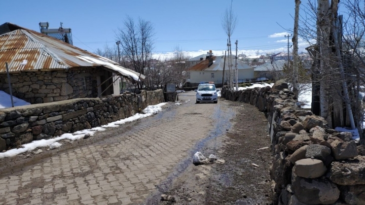 Karlıova’da Türkçe Ve Kürtçe “Evde Kal” Uyarısı Yapıldı, Dengbej Dinletildi