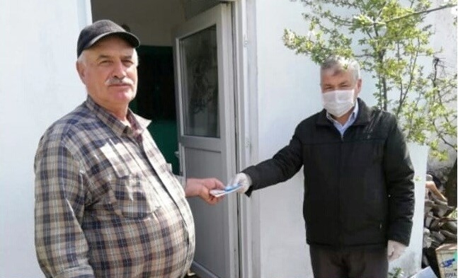 Ezine’de 65 Yaş Üstü Vatandaşlara Yardım Desteği