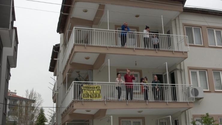 Evde Kalan Vatandaşlara Muhtarlardan Davullu, Zurnalı Eğlence