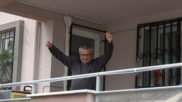 Evde Kalan Vatandaşlara Muhtarlardan Davullu, Zurnalı Eğlence