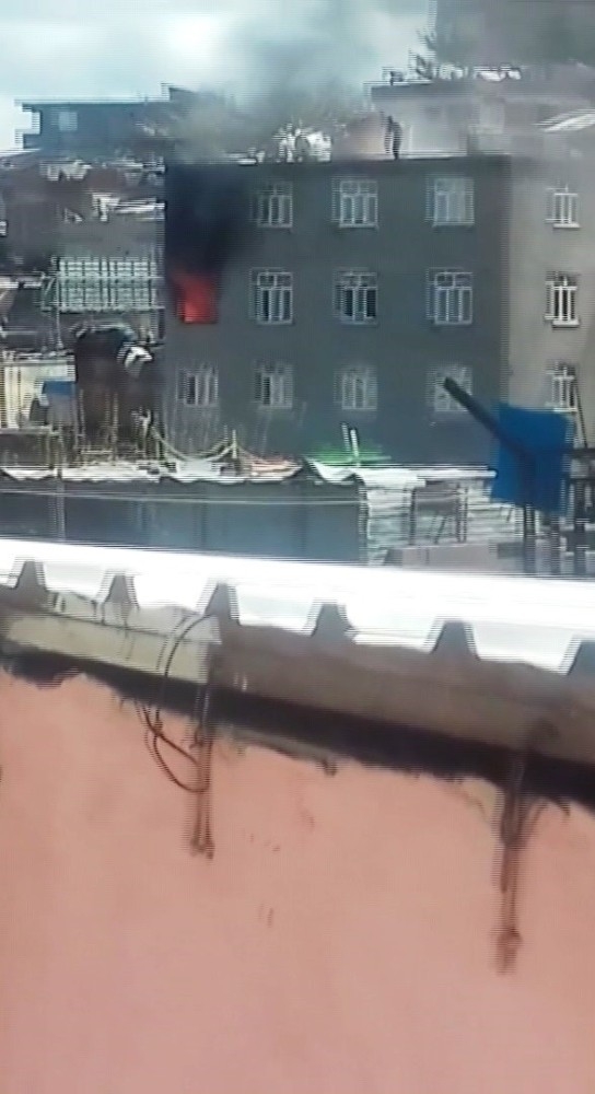 Diyarbakır’da Yangın, Çatıda Mahsur Kalanlara İtfaiye Ekipleri Yetişti