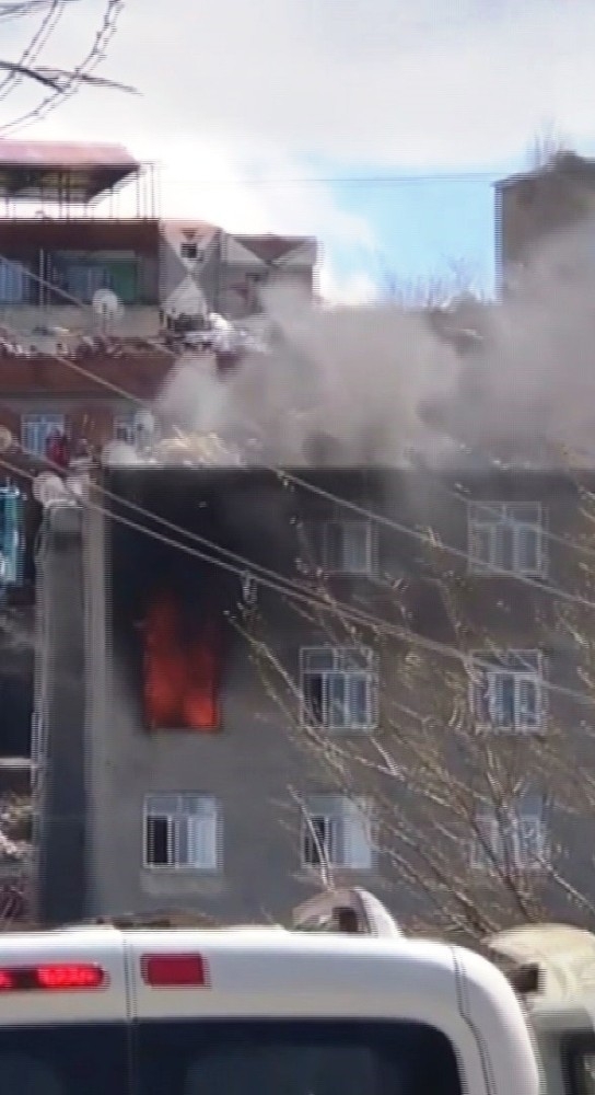 Diyarbakır’da Yangın, Çatıda Mahsur Kalanlara İtfaiye Ekipleri Yetişti