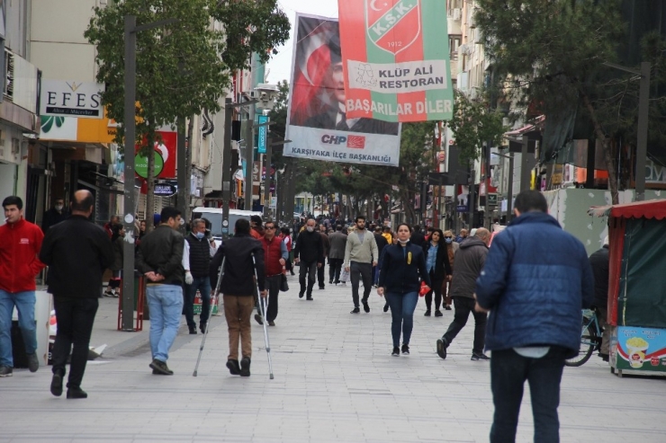 Karşıyaka Çarşısı Salgına Rağmen Yine Boş Kalmadı