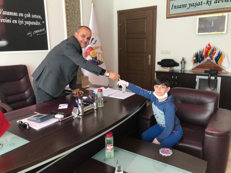 Harçlıklarını “Biz Bize Yeteriz Türkiyem” Kampanyasına Bağışladı